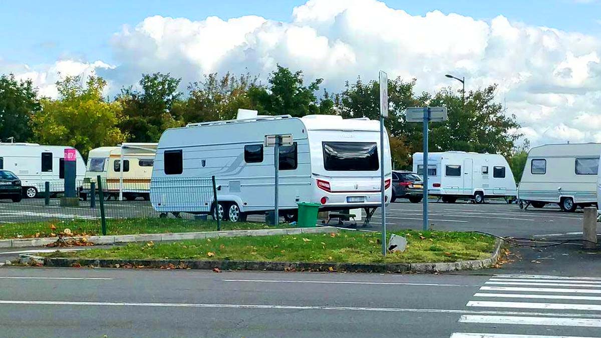 Une centaine de caravanes de gens du voyage installées illégalement dans un champ privé : le propriétaire redoute des dégradations