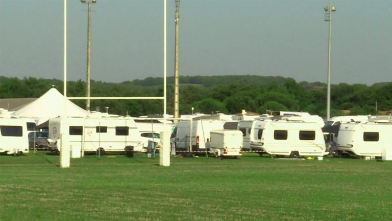 Var : une centaine de caravanes installées illégalement près d’un golf, les gens du voyage sommés de quitter les lieux