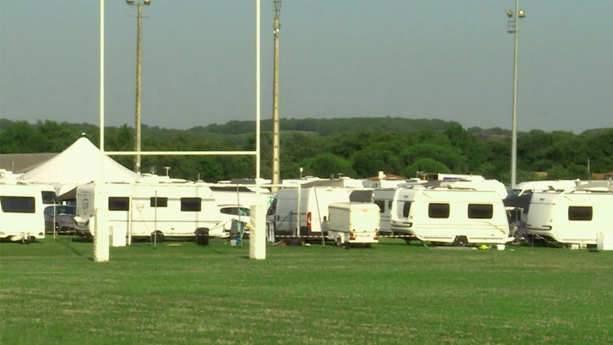 Var : une centaine de caravanes installées illégalement près d’un golf, les gens du voyage sommés de quitter les lieux