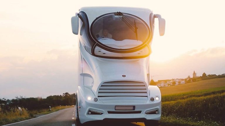 Ce camping-car qui fait rêver tous les aventuriers est un véritable palace sur roues