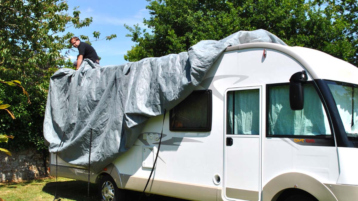 Cette housse pour camping-car notée 4,5★ sur Amazon protège même sous le soleil d’août