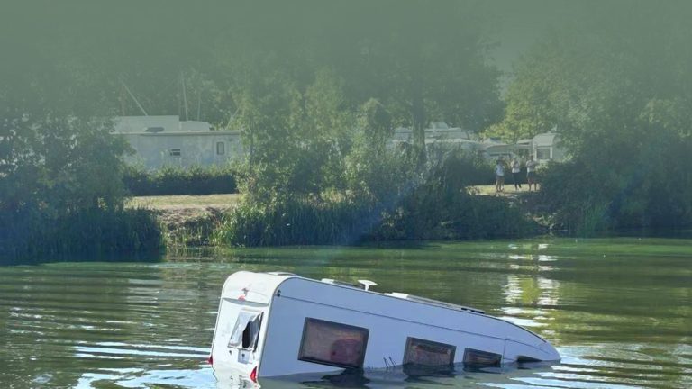 Château-Gontier-sur-Mayenne : un camping-car tombe à l’eau avec deux personnes âgées à bord