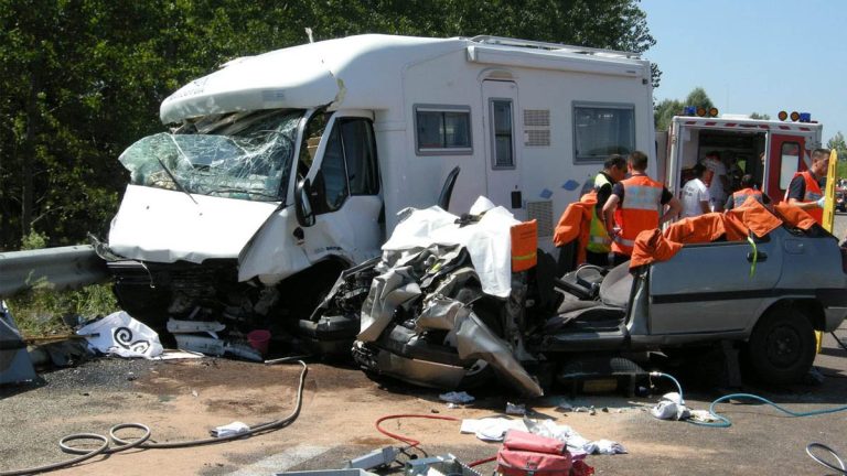 Collision entre un camping-car et une Toyota à une intersection : circulation coupée et cinq blessés