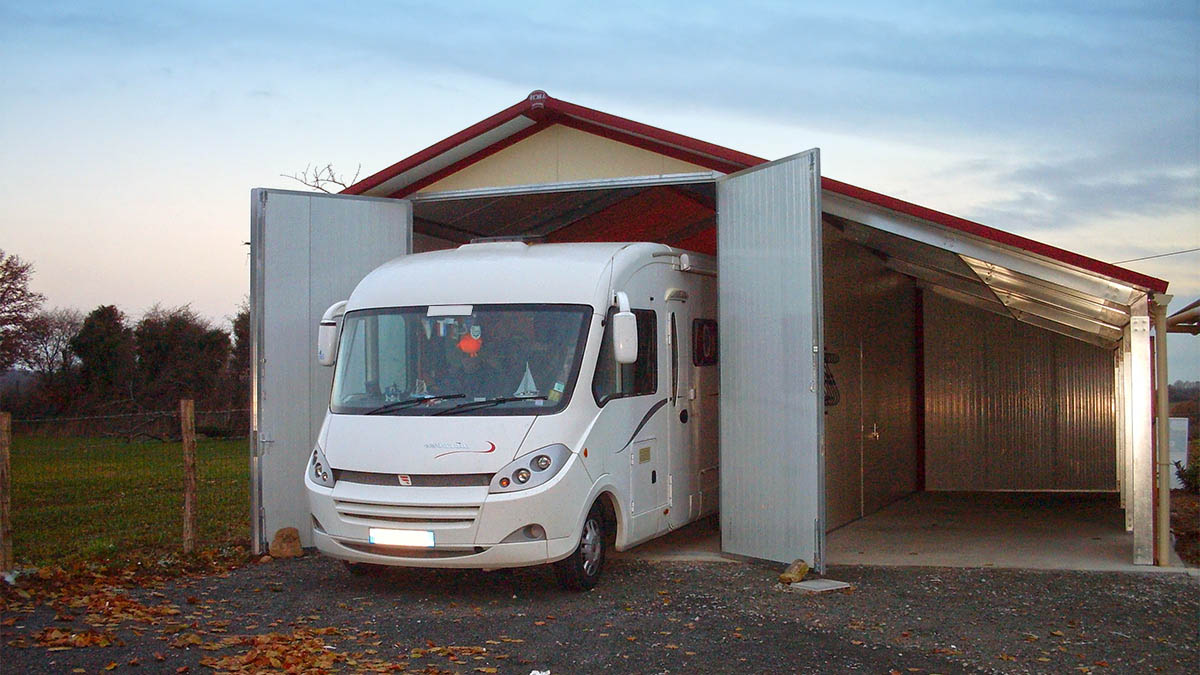 Des agriculteurs louent leurs hangars à des propriétaires de caravanes et de camping-cars pour arrondir leurs fins de mois