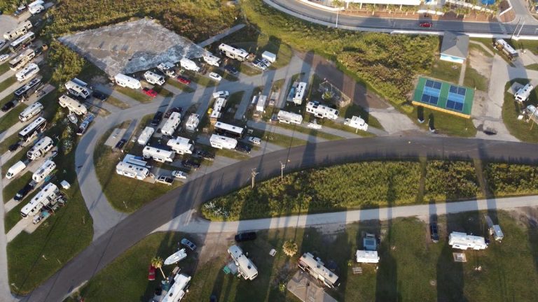 Dormir et stationner en van, caravane ou camping-car : les règles à respecter pour éviter une amende