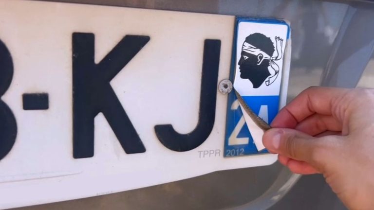 Drapeau corse, clubs de foot : avez-vous le droit de coller un autocollant sur votre plaque d'immatriculation ?