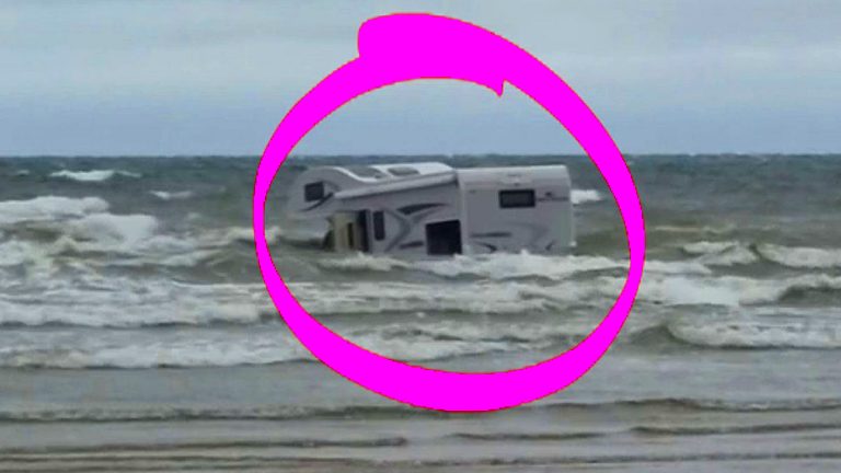Garé trop près de l’eau, son camping-car finit à moitié submergé par la marée