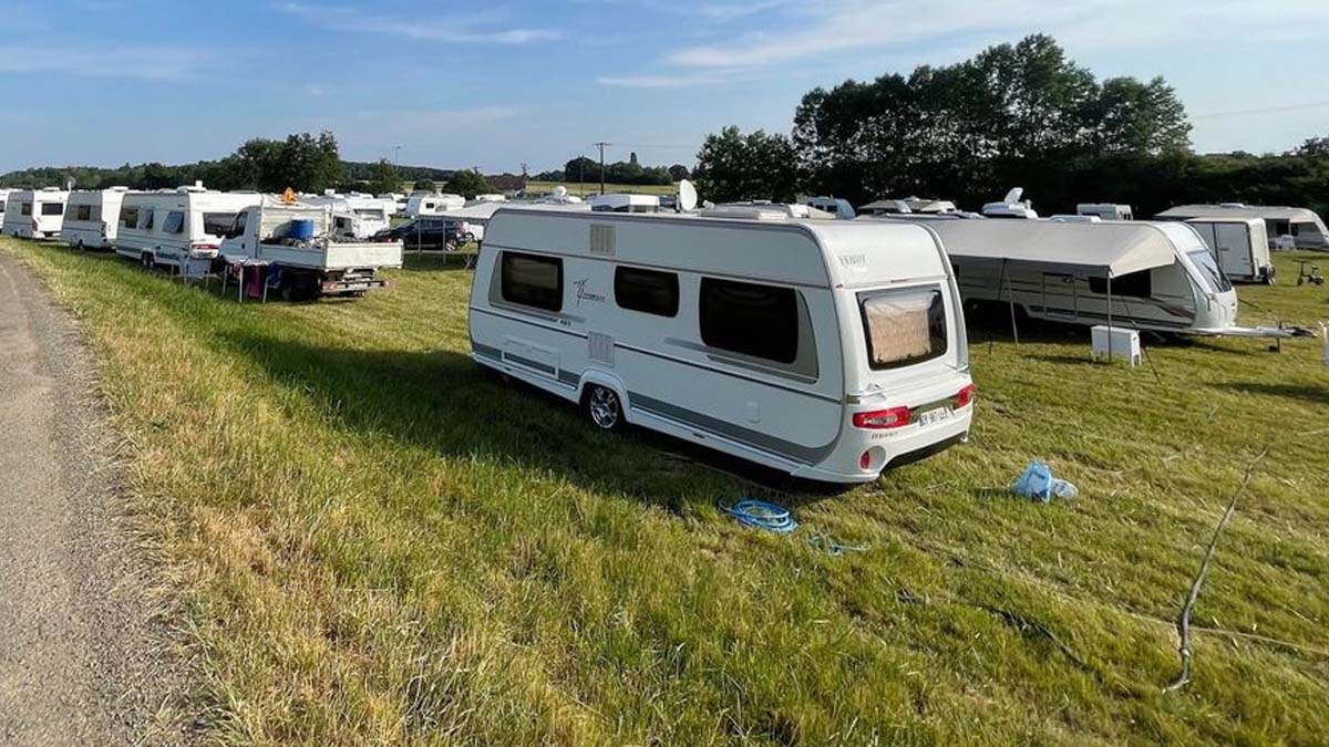Gens du voyage à Montbéliard : installation illégale de 70 caravanes sur le parking d'un complexe sportif, expulsion demandée