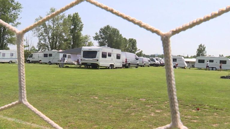 Gens du voyage dans le Jura : invasion illégale de 200 caravanes sur un stade municipal, la mairie réagit
