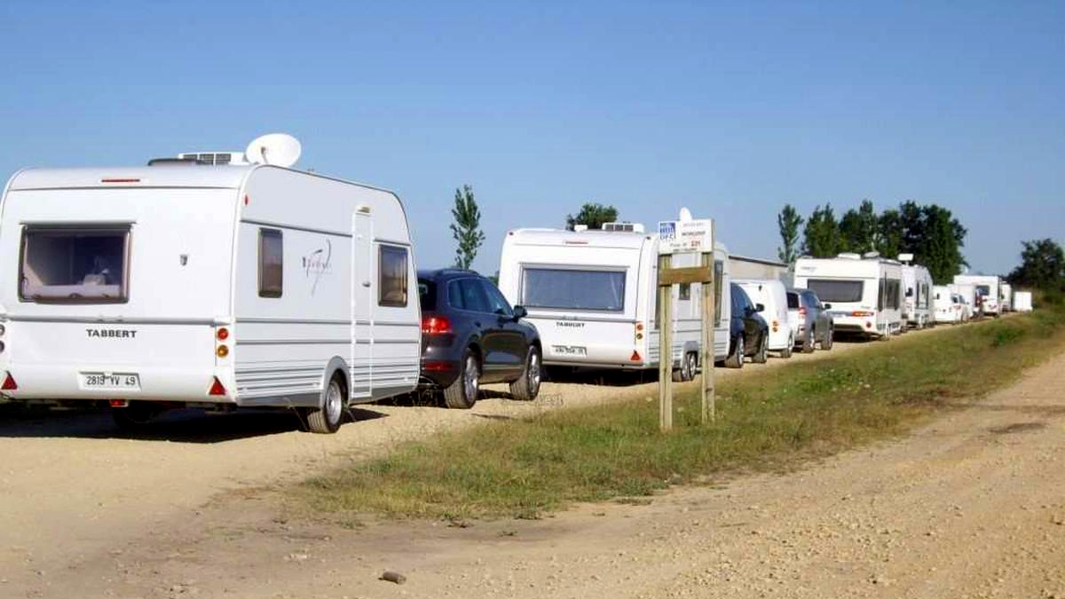 Gens du voyage dans les Landes : occupation illégale de terrains privés et publics par un cortège de caravanes