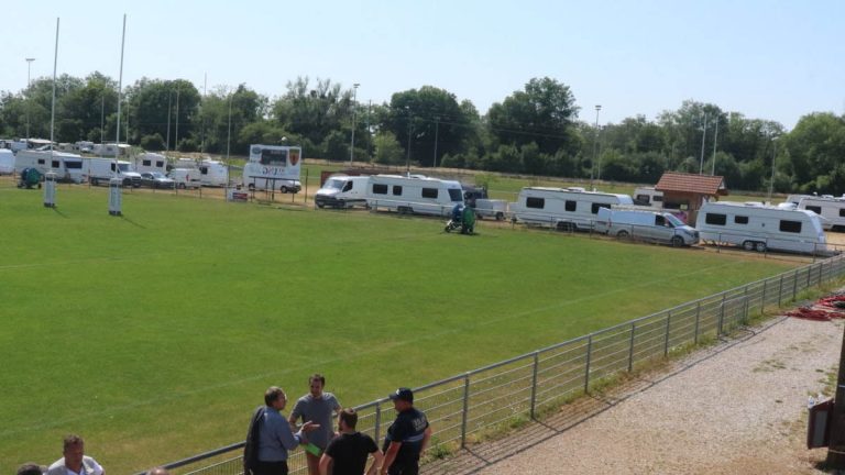 Gens du voyage : pourquoi le maire a accepté leur installation dans un stade de la ville ?
