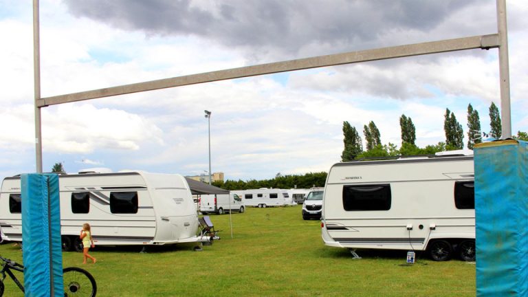 Gens du voyage : un convoi d’une centaine de caravanes installé sur un terrain de sport, les familles promettent de partir avant le 1er septembre