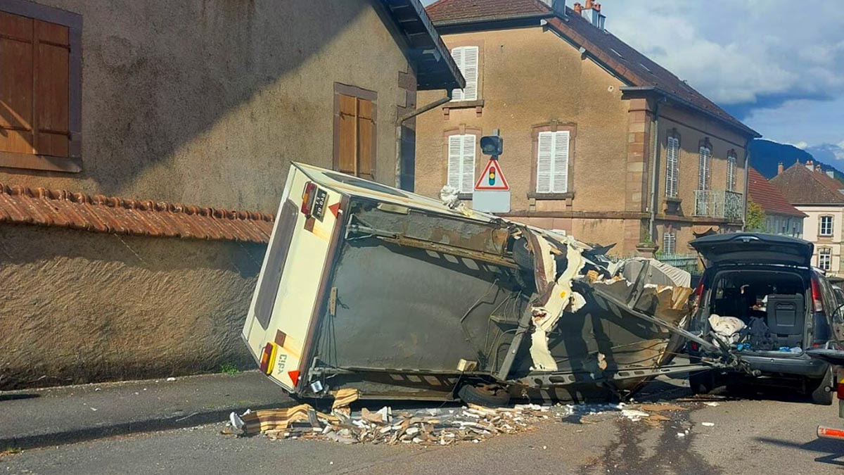Haute-Saône : une caravane termine hors d'usage après un choc violent entre deux voitures