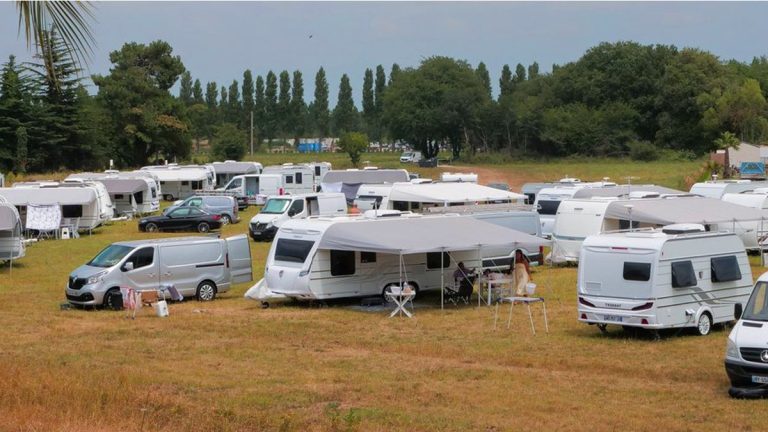 Installation illégale des gens du voyage : une commune proteste contre un campement forcé près des campings