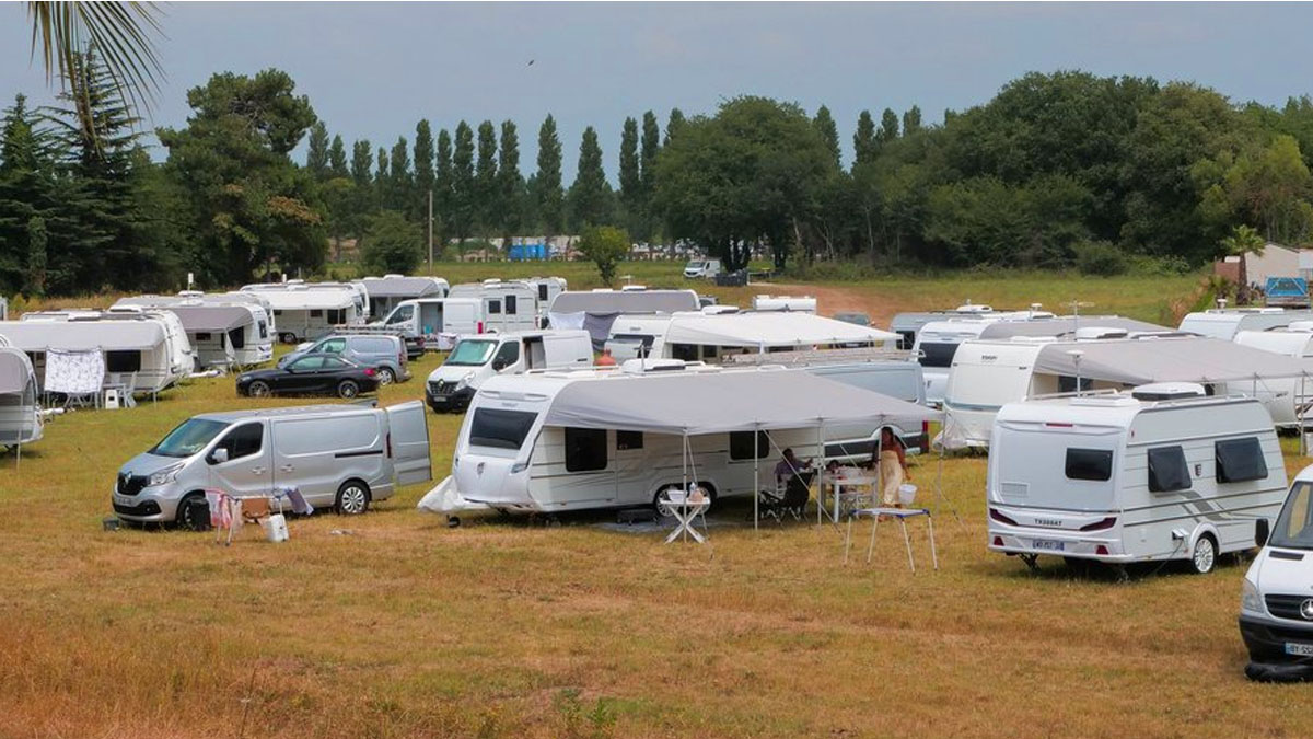 Installation illégale des gens du voyage : une commune proteste contre un campement forcé près des campings