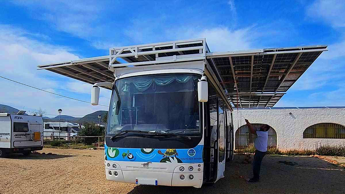 La famille Guillemonde parcourt le monde dans un bus transformé en camping-car 100 % solaire, avec un moteur Tesla