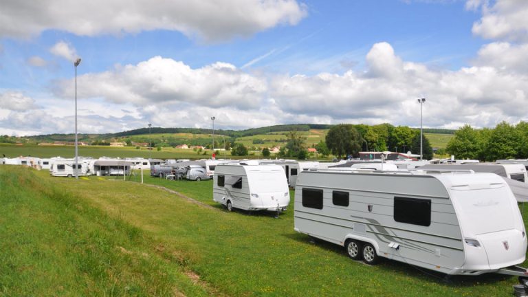Le maire de cette ville "fou de rage" après l’arrivée d’une centaine de caravanes de gens du voyage : il saisit la justice