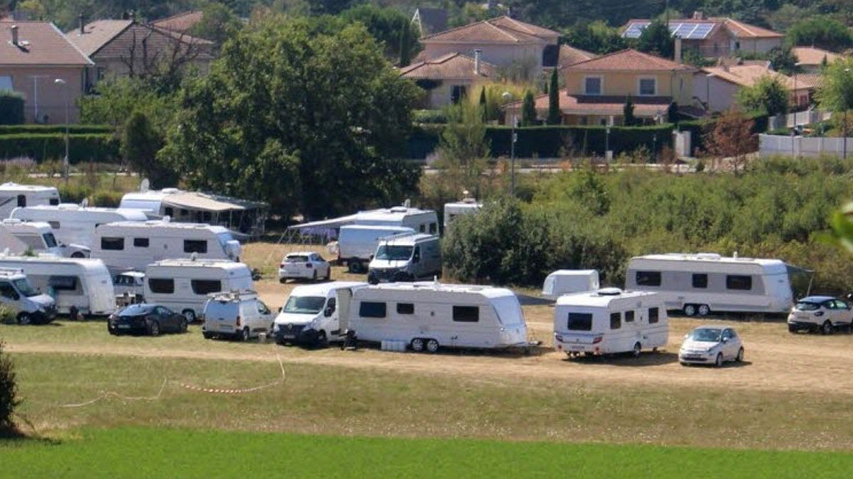 Les caravanes des gens du voyage occupent encore illégalement ce grand terrain agricole