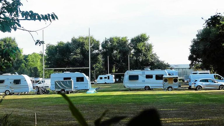 Les gens du voyage sommés de quitter un terrain de rugby par arrêté préfectoral