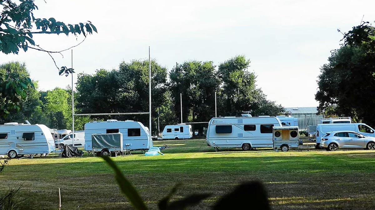 Les gens du voyage sommés de quitter un terrain de rugby par arrêté préfectoral