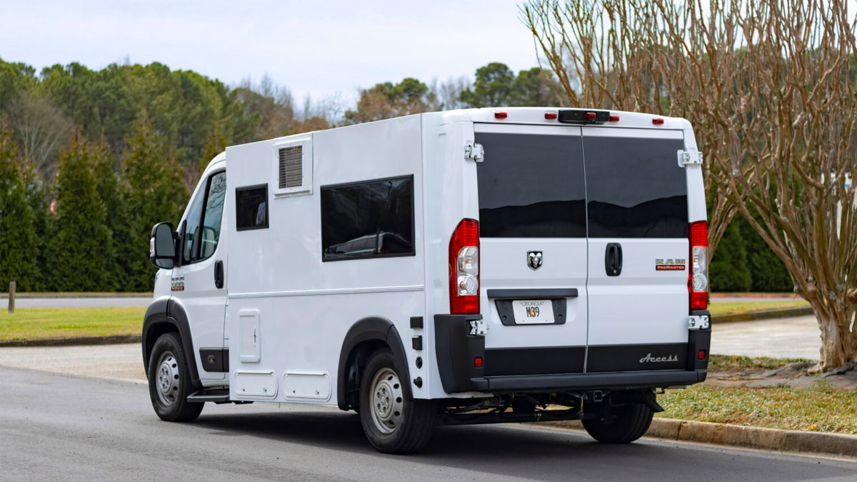 Maxvan Access : le mini camping-car cubique avec un intérieur transformable et astucieux