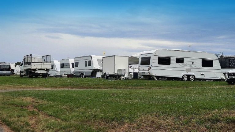 Périgord noir : les caravanes des gens du voyage investissent les stades, le maire s’inquiète