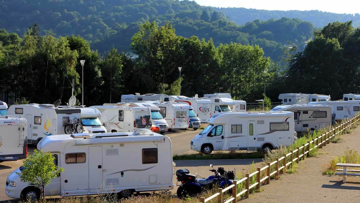 Près de Saint-Malo, stationnement interdit de nuit pour les camping-cars : la décision passe mal auprès des vacanciers