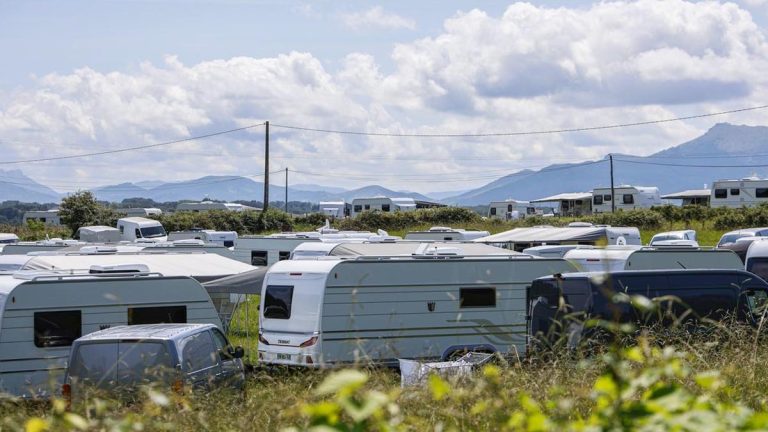 Pyrénées-Atlantiques : occupation illégale d’un terrain privé par des caravanes de gens du voyage, procédure en cours