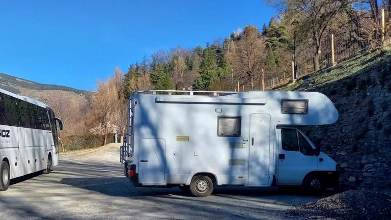 Pyrénées-Orientales : un camping-car XXL bloque une rue d’Eus pendant 5 heures après une manœuvre ratée