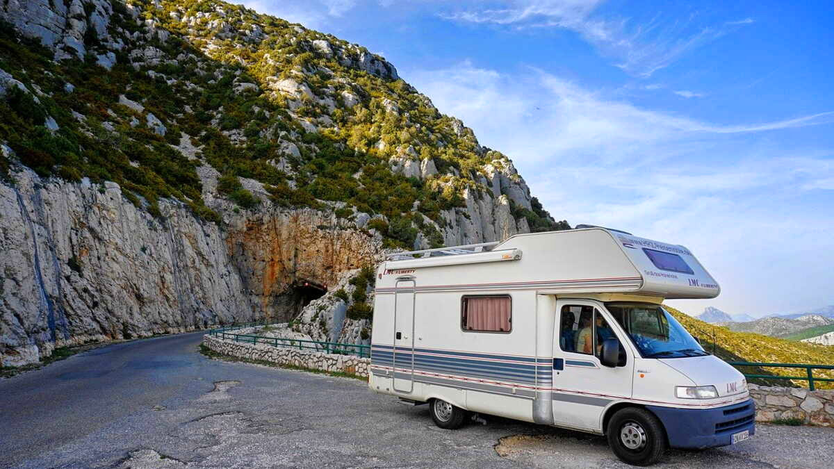 Règles de stationnement, zones interdites et bonnes pratiques… Saviez-vous que l'utilisation des camping-cars est réglementée ?