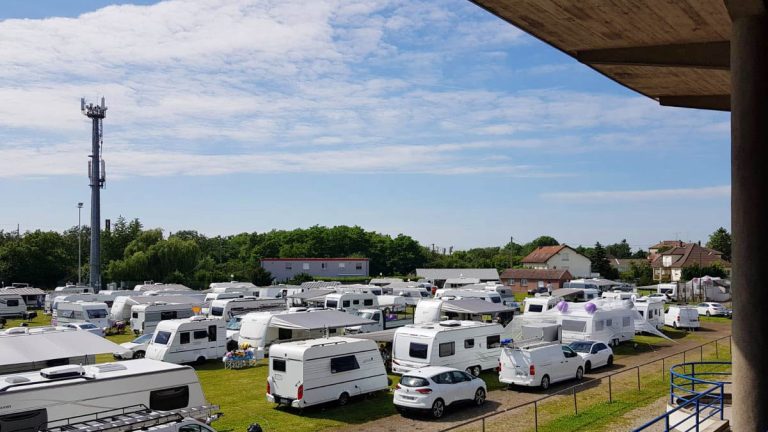 Reims : un stade de football envahi par 80 caravanes de gens du voyage