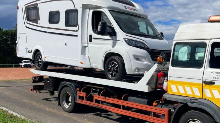 Rhône : un camping-car volé retrouvé lors d’une installation sauvage de caravanes au stade municipal de Lucenay