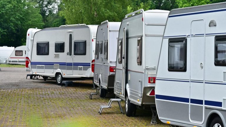 Toulouse : une centaine de caravanes s’installe illégalement, le maire menacé en tentant de s’y opposer