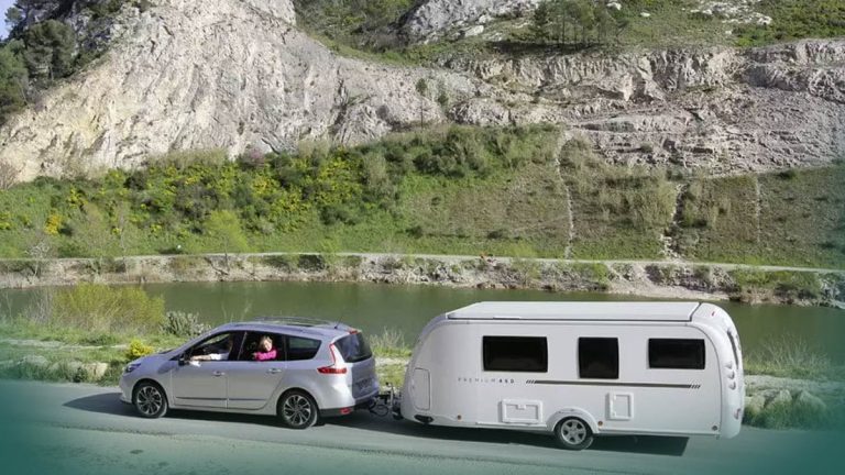 Tracter une caravane : règles de conduite, vitesse et type de permis