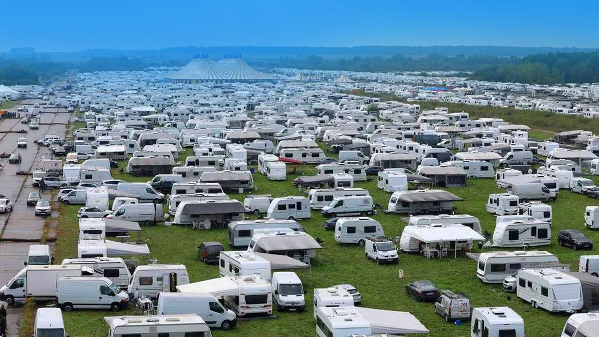 Une trentaine de caravanes des gens du voyage débarque sans autorisation sur un terrain de foot municipal