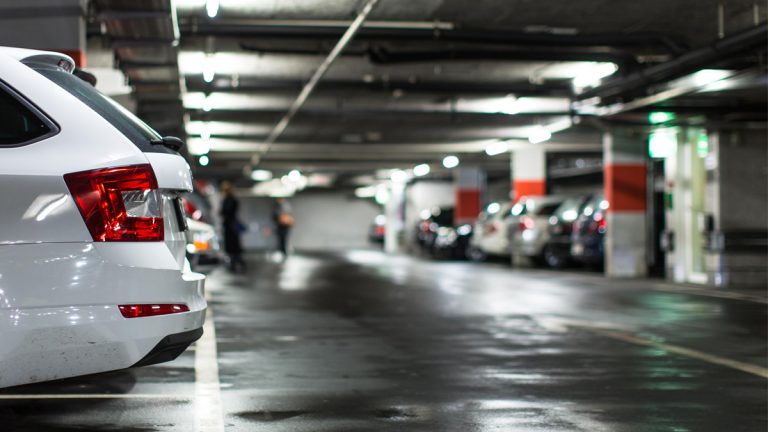 Amende de 115 € pour 3 cm en dehors de la place de parking : C’est ridicule