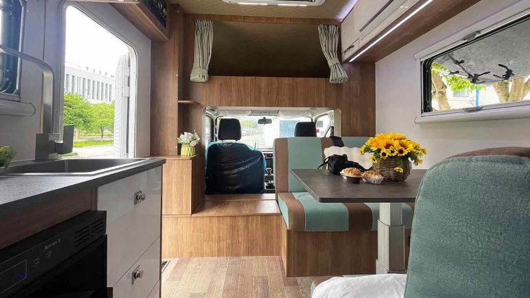 Ce camping-car de classe C 6 places tout confort est vendu neuf à moins de 19 000 €