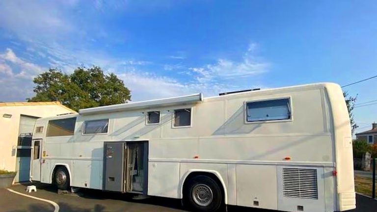 Ce couple de Niort transforme un autocar en camping-car : une maison roulante de 12 mètres pour sillonner l’Hexagone