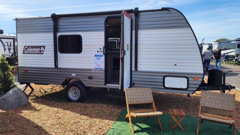 Coleman 13B, la mini-caravane avec auvent et lits superposés à moins de 8 600 €