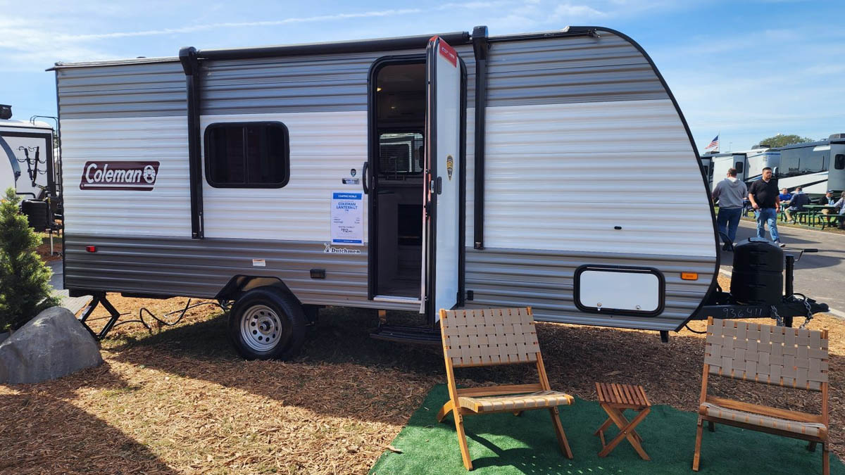 Coleman 13B, la mini-caravane avec auvent et lits superposés à moins de 8 600 €