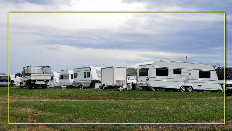Gens du voyage : plusieurs caravanes viennent s’installer sur un terrain communal, le maire s'est assis en tailleur devant l’entrée pour les bloquer