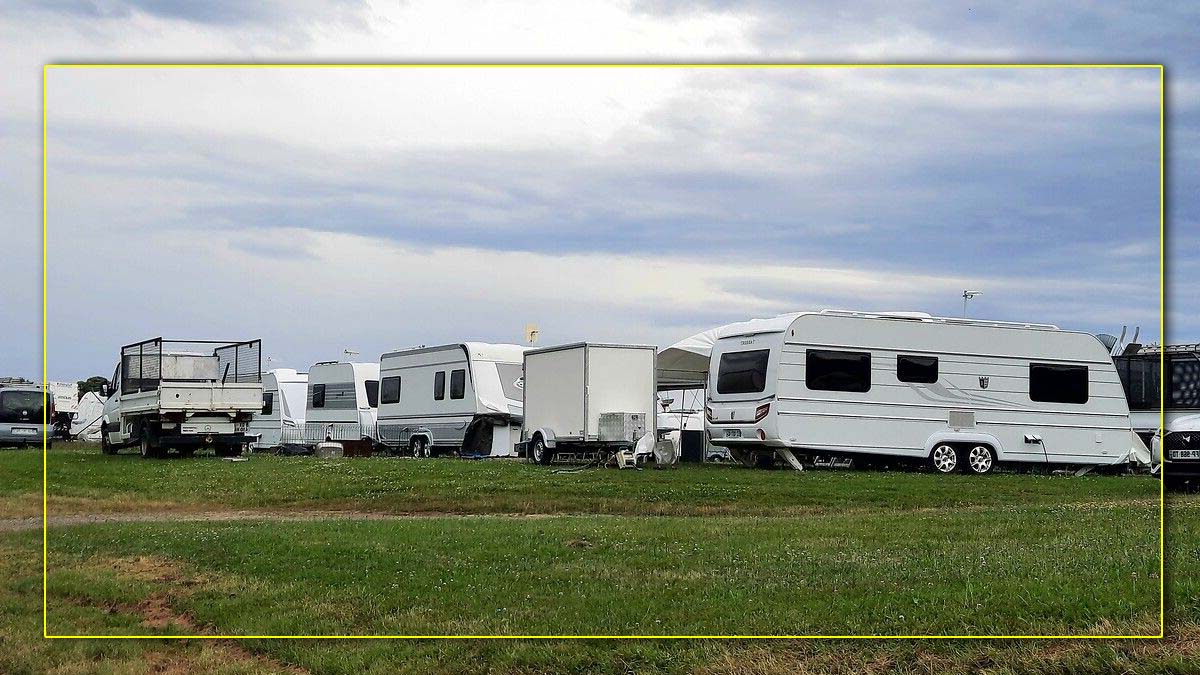 Gens du voyage : plusieurs caravanes viennent s’installer sur un terrain communal, le maire s'est assis en tailleur devant l’entrée pour les bloquer
