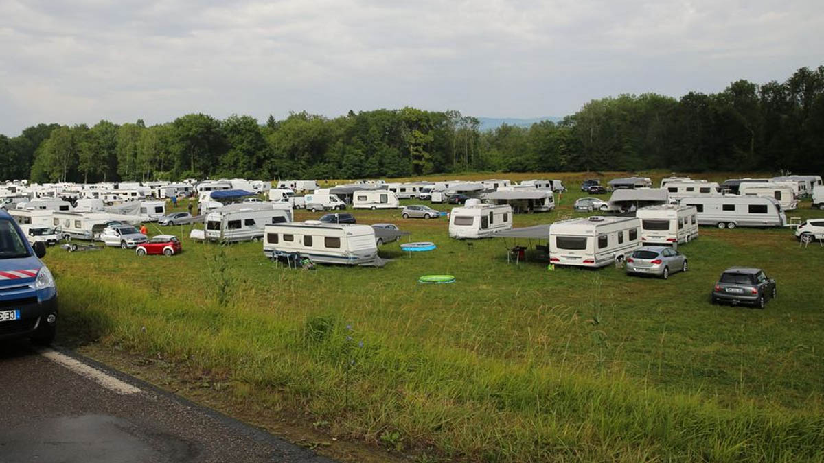 Installation illégale de gens du voyage : récolte perdue et détritus après le passage de 200 caravanes, les agriculteurs payent le prix fort