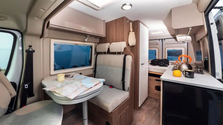 Le fourgon compact et puissant pensé pour deux personnes au design 100% artisanal