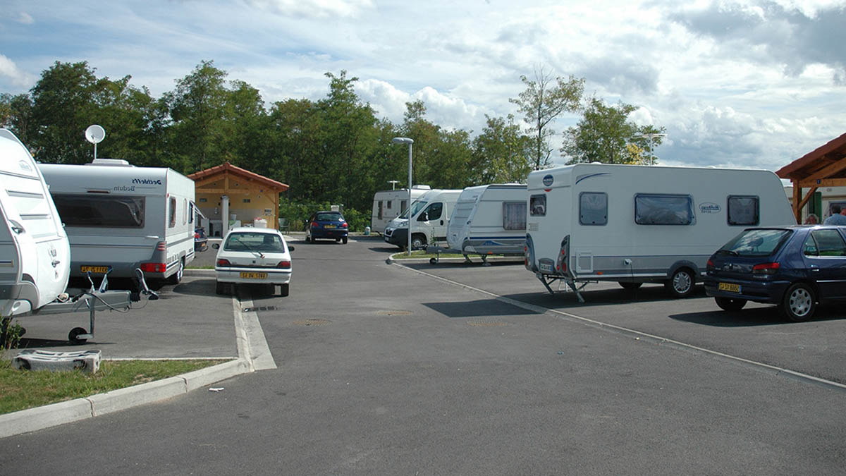 Les gens du voyage investissent les espaces extérieurs de cette école d’ingénieur, le campus universitaire tourmenté pour la rentrée