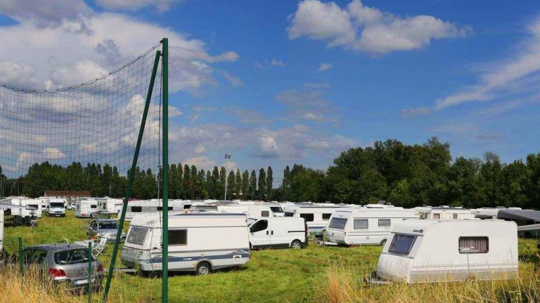 L’expulsion d'une trentaine de caravanes des gens du voyage d’une Zone Natura 2000 se fait toujours attendre
