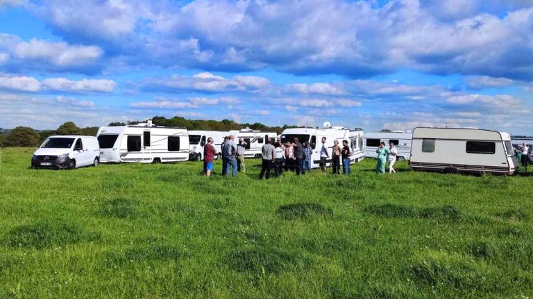 Morbihan : une soixantaine de caravanes de gens du voyage installées sur la prairie de Kerbrest