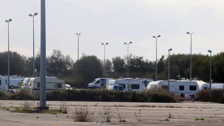 On est énervés : à l’aéroport de Lorient, les caravanes des gens du voyage jouent les trouble-fêtes