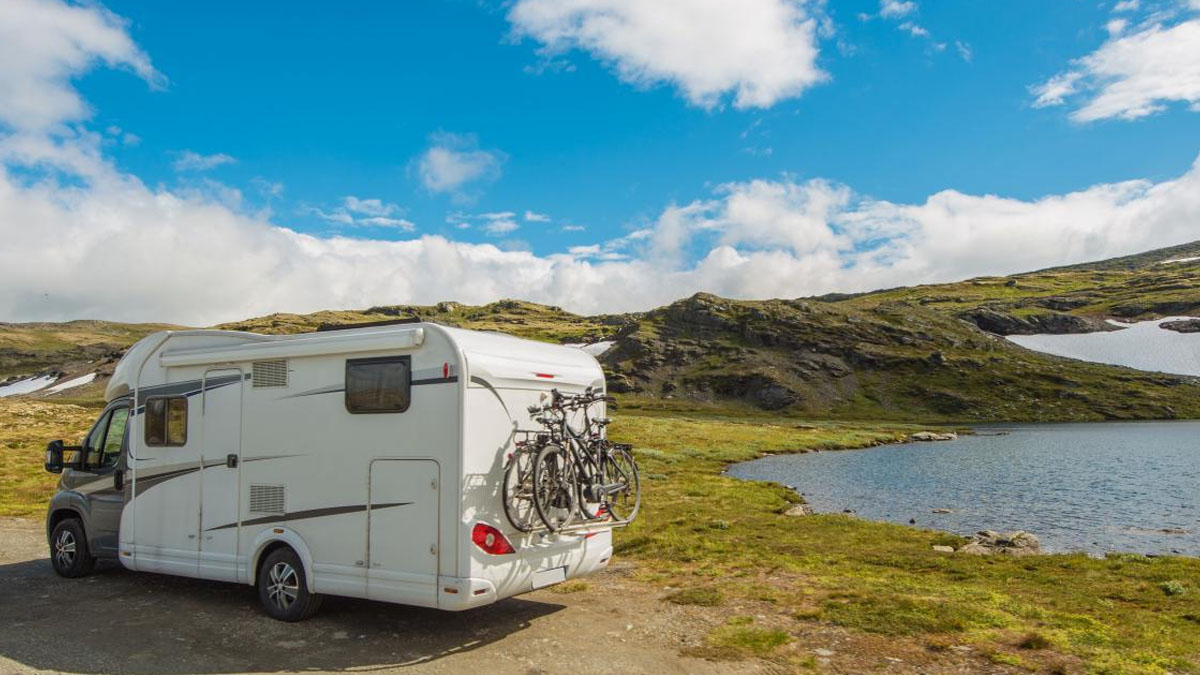 Sécurité routière : tous les camping-cars doivent afficher ces autocollants en 2025