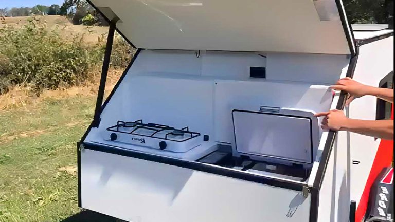 Un étudiant français de 22 ans transforme un châssis de remorque en mini-caravane électrique et écologique